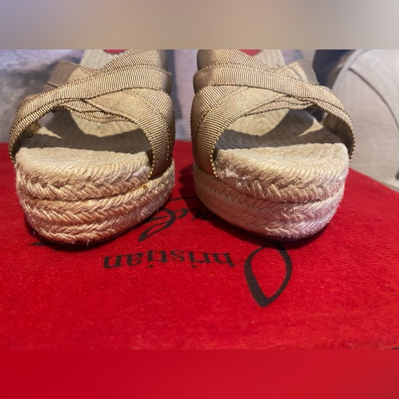 💯 Authentic Christian Louboutin Gold Wedge Heels - Picture 5 of 7